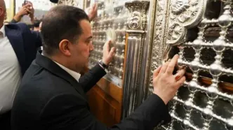 السودانی پس از اعلام نتایج اولیه انتخابات، به زیارت حرم امامین کاظمین علیهما السلام رفت/ ویدئو