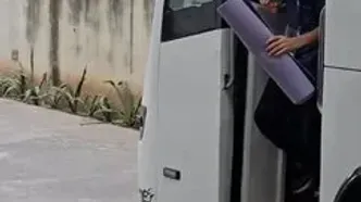 ورود اعضای تیم ملی نوجوانان به ورزشگاه EKA آره‌نا برای بازی با چین تایپه(ویدیو)