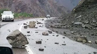 لحظاتی از ریزش دلهره‌آور کوه در جاده چالوس
