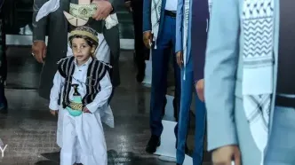 کودک یمنی سلاح به کمر در تهران! + عکس