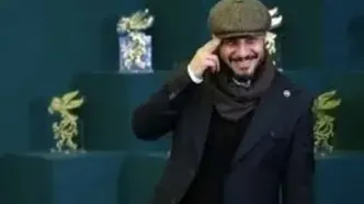 جواد عزتی جایزه بهترین بازیگر را گرفت/ ویدئو