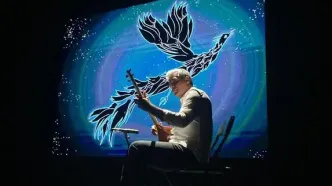 آریا عظیمی‌نژاد، «عشق در گذر دوران» را در پاریس روی صحنه برد