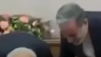 ببینید | ویدیویی از اقدام عراقچی برای بوسیدن دست استادش