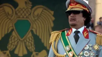 معمر قذافی در جوانی و در حال غذا خوردن با دست