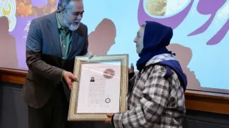 اهدای نشان درجه یک هنری به مینو غزنوی