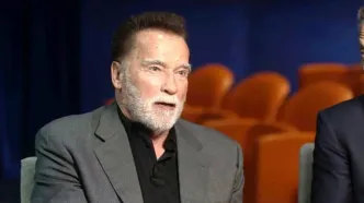 «آرنولد» در دوران جوانی و در حال فیگور گرفتن؛ 50 سال قبل