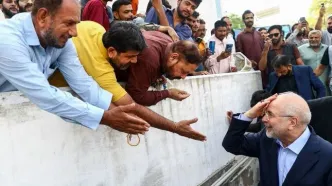 استقبال گرم مردم کراچی از قالیباف در نماز جمعه