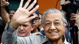 مهاتیر محمد، معمار مالزی نوین، در 100 سالگی به همراه همسرش در حال رانندگی/ ویدئو