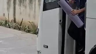 ورود اعضای تیم ملی نوجوانان به ورزشگاه EKA آره‌نا برای بازی با چین تایپه