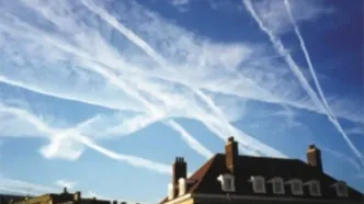 پشت پرده ردپاهای سفید در آسمان