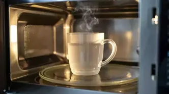 چرا جوشاندن آب در ماکروویو خطرناک است؟