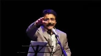 آواز علیرضا افتخاری در مراسم خاکسپاری مادر خود/ ویدئو