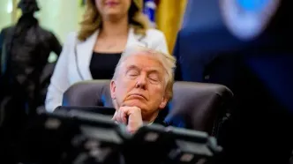 خوابیدن ترامپ در دفتر بیضی کاخ سفید!/تصاویر