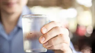 هشدار کیهان به جوانان: آب یخ نخورید، می‌میرید!/ با این اوضاع اقتصادی اطرافیان را به دردسر نیندازیم!