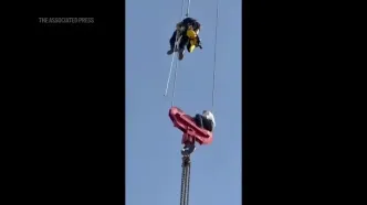 گیر افتادن عجیب یک نوجوان روی جرثقیل معلق