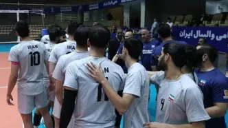 ادای احترام والیبالیست‌های ایران به صابر کاظمی با بازوبند مشکی