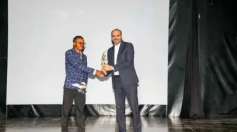 رایزن فرهنگی ایران در تانزانیا، جایزه «افسانه سپهر» را به ایران می‌آورد