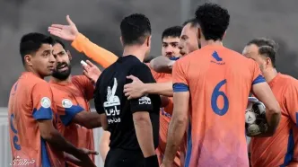 پوستر طعنه‌آمیز علیه استقلال؛ لوگوی آبی‌ها روی سینه داور! +عکس