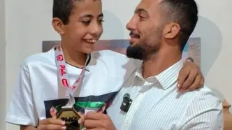 محمدرضا گرایی مدال خود را به کودک معلول اهداء کرد