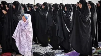 پخش نماز جماعت به امامت یک زن روی آنتن تلویزیون