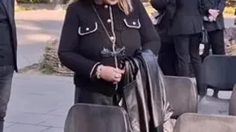 استایل مونوکروم بهاره رهنما در مراسم تشییع هادی مرزبان