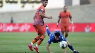 پوستر طعنه آمیز علیه استقلال؛ لوگوی آبی ها روی سینه داور/ عکس