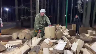 لوکاشنکو مهارت خود در شکستن چوب با تبر را به نمایش گذاشت