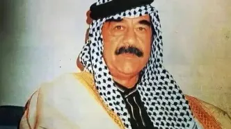 «صدام» در حال قاچ کردن هندوانه؛ اواخر دهه 50