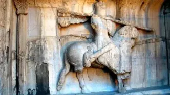 واکنش ناصرالدین‌شاه به طاق حجاری شده بستان: کدام پدر سوخته‌ای ران اسب را شکسته؟!