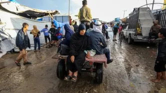 چادرهای خان یونس غرق در آب شد/گزارش تصویری
