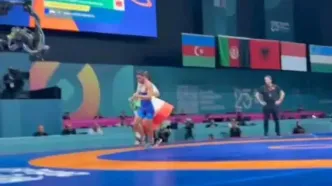 دور افتخار رحمان عموزاد و مهدی تقوی با پرچم ایران در ریاض