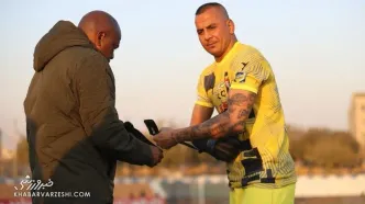 ویدیو| ناکامی آسانی در گلزنی با واکنش تک دست حامد لک!