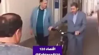 رفتار عجیب و تبلیغاتی استاندار اصفهان/ سلام دیوار!