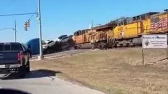 برخورد قطار باری با کامیون حامل خودرو در تگزاس