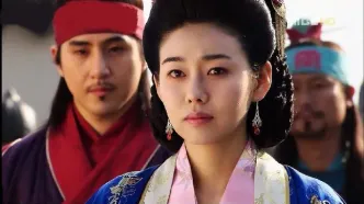 زیبایی ماندگار ستاره ۴۸ ساله «افسانه جومونگ» در کنار والدینش!