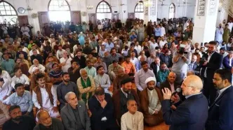 قالیباف در نماز جمعه شهر کراچی شرکت کرد