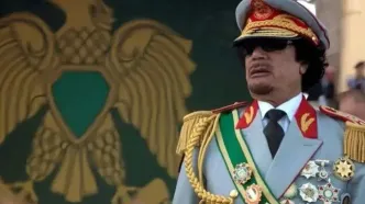 عکس دیده‌نشده از شیوه غذا خوردن معمر قذافی در خلوت!