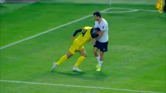 ستاره سپاهان به سبک زیدان، به بازیکن حریف حمله کرد