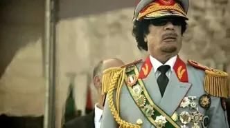 «معمر قذافی» با ظاهر خاص در اجلاس سران عرب در مصر؛ سال 1356