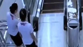 پله برقی مادر و فرزند خورد / حرکات مادرانه جان کودک را نجات داد