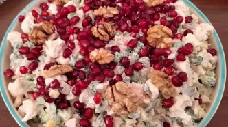 خوشمزه‌ترین سالاد پاییزی با سس گردو و آب انار همینجا است!