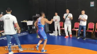 ویدیو| تشویق رحمان عموزاد از سوی کشتی‌گیران در سالن گرم پس از کسب مدال طلا