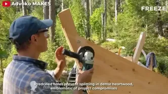 فرآیند دیدنی ساخت یک قایق با استفاده از تنه درخت در روسیه