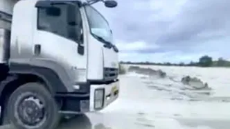 کامیونی که در هرمزگان گرفتار سیل شد