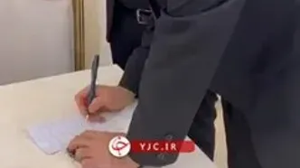 لحظه امضای رضایتنامه اهدای اعضای دومین فرزند سقاب اصفهانی، معاون رئیس‌جمهور