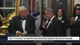 ترامپ مدال افتخار را بر گردن سیلوستر استالونه انداخت