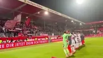ویدئو: خوشحالی بازیکنان و کادر فنی بایرن مونیخ با هواداران