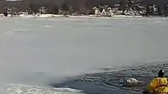 نجات نفس‌گیر یک سگ از دریاچه یخ‌زده توسط نیروی پلیس