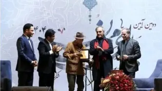 نشان اصالت بر سینه علی نصیریان