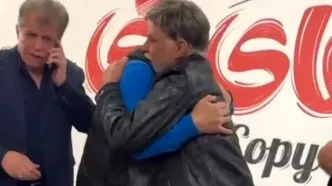 ادای احترام سعید سهیلی به مرتضی عقیلی با بوسیدن دستش